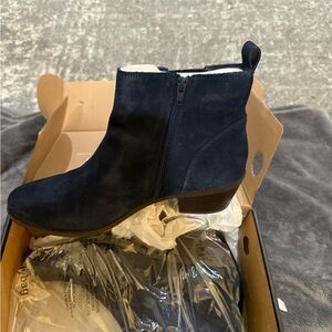 Vionic-Women's Navy Ankle Boots